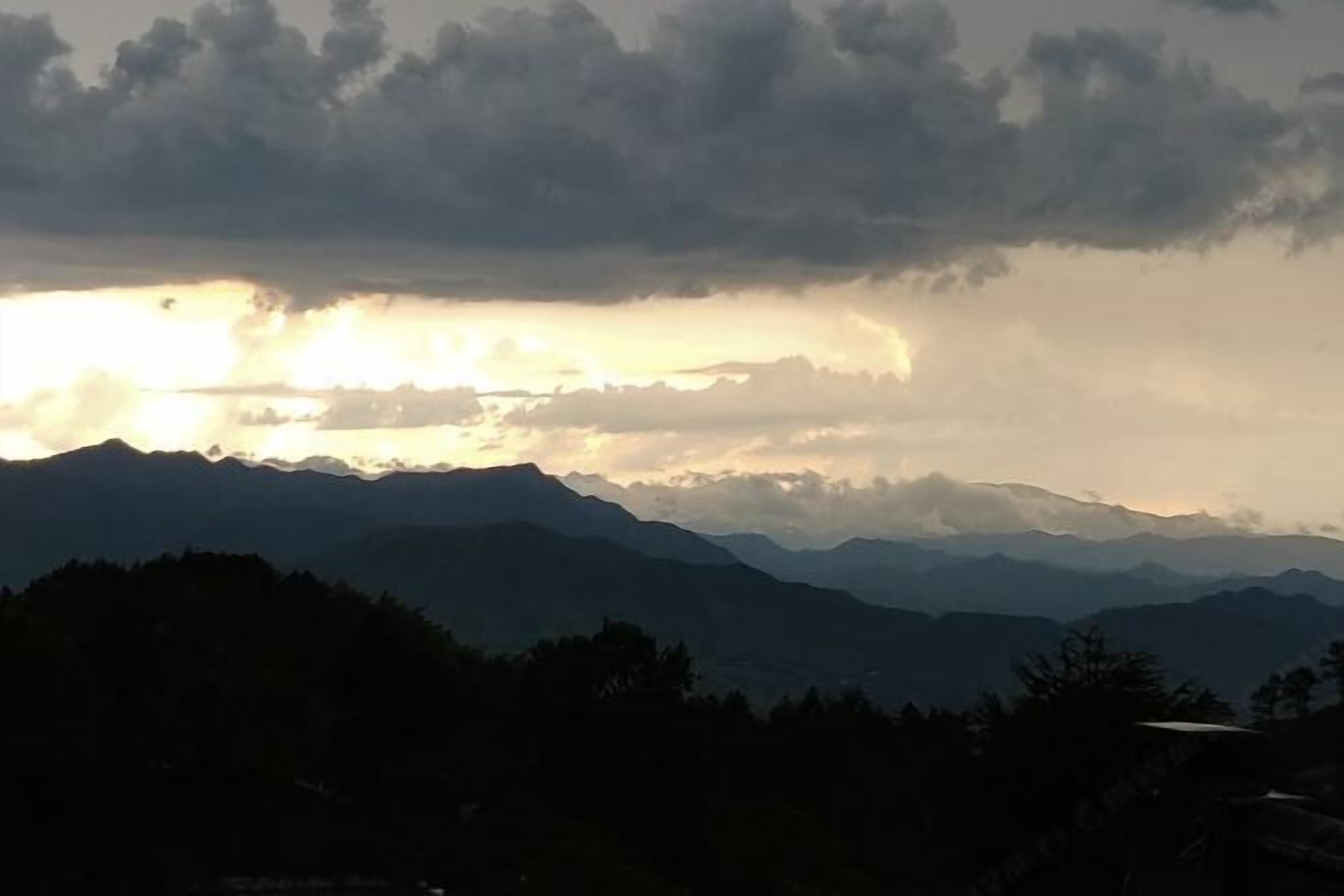 Una cordillera con cielo nublado.