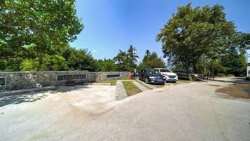 مواقف سيارات مجانية