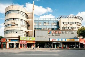 Um edifício comercial com vários andares e lojas, incluindo um hotel e um mercado.