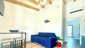 Flat-screen TV - "Le Corti Sarde Beach Apartments" (Bari Sardo)