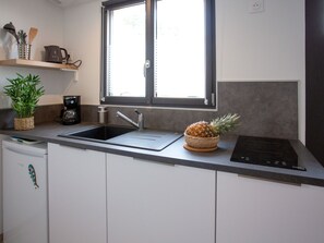 Kjøleskap og kjøkkenutstyr