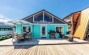 Outdoor dining - Charming waterfront retreat with boat dock (Bayview)