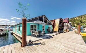 Outdoor dining - Charming waterfront retreat with boat dock (Bayview)