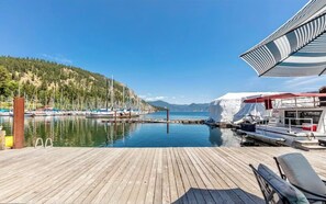 Marina - Charming waterfront retreat with boat dock (Bayview)