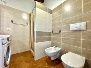 風筒、提供毛巾、廁紙