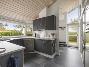 Kjøleskap, mikrobølgeovn, oppvaskmaskin og kjøkkenutstyr