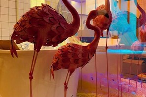A large bird exhibit with a prominent flamingo. - Huidong Sumao Homestay (Xunliao Bay) (Huidong)