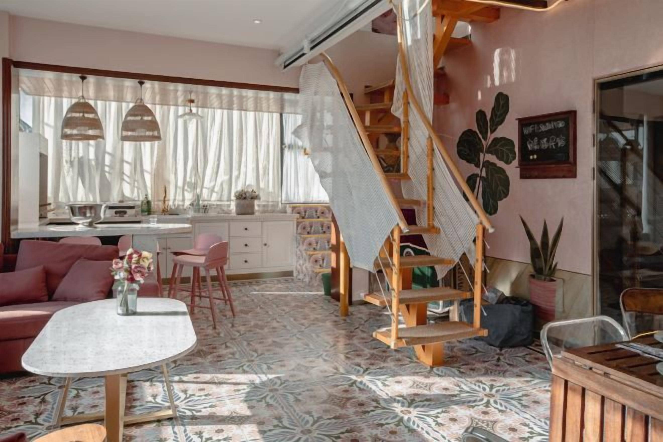 Un interior moderno con una escalera, un comedor y una cocina.