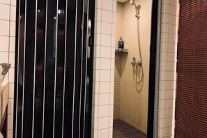 A bathroom with a shower, tiled walls, and a black door. - Huidong Sumao Homestay (Xunliao Bay) (Huidong)