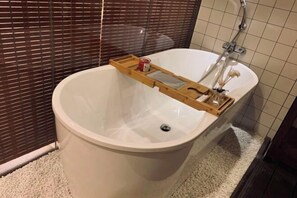 A bathroom with a bathtub, a wooden tray, and a shower. - Huidong Sumao Homestay (Xunliao Bay) (Huidong)