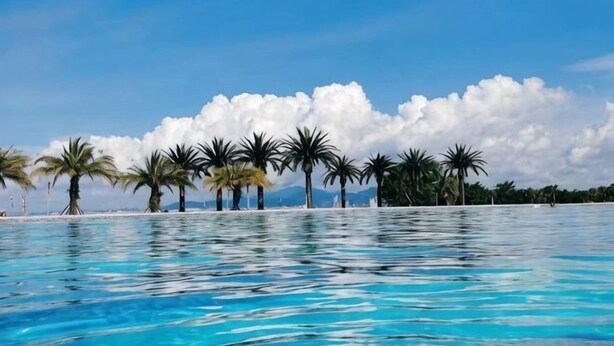 A clear blue pool with palm trees in the background. - Huidong Sumao Homestay (Xunliao Bay) (Huidong)