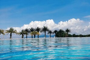 A clear blue pool with palm trees in the background. - Huidong Sumao Homestay (Xunliao Bay) (Huidong)