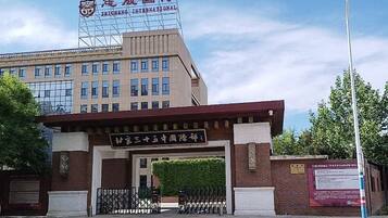 Un edificio con un letrero que dice 'International'.