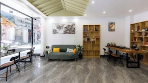 Un salon moderne avec un canapé, une table basse et des étagères.