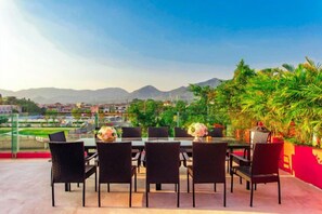 Outdoor dining
