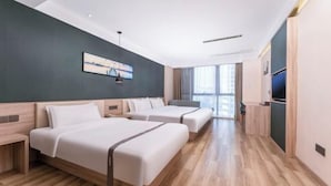 Ein modernes Hotelzimmer mit zwei Betten, einem großen Fenster und einem Fernseher.