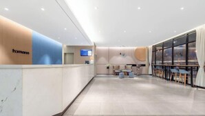 A modern hotel lobby with a reception desk, seating area, and large windows. - Homeinn · neo (Taiyuan Railway Station Shuangta East Street) (Taiyuan)
