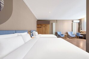 A hotel room with two beds, a seating area with chairs, a desk, and a radiator. - Homeinn · neo (Taiyuan Railway Station Shuangta East Street) (Taiyuan)