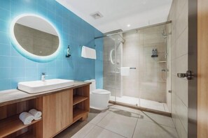A modern bathroom with a large mirror, a sink, a shower, and a toilet. - Homeinn · neo (Taiyuan Railway Station Shuangta East Street) (Taiyuan)