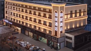 A multi-story hotel with a prominent entrance and a row of parked cars in front. - Homeinn · neo (Taiyuan Railway Station Shuangta East Street) (Taiyuan)