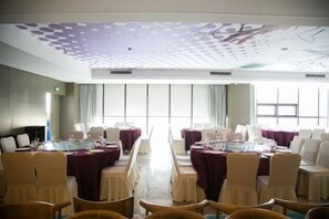 A conference room with round tables, chairs, and a ceiling with a geometric pattern. - Yunshang City Impress Hotel (Wuxi)