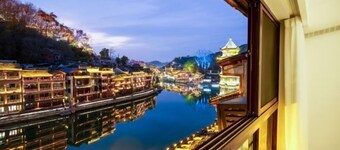 Phoenix Ancient City Lingjiang Muyue Riverside Homestay