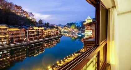 Phoenix Ancient City Lingjiang Muyue Riverside Homestay