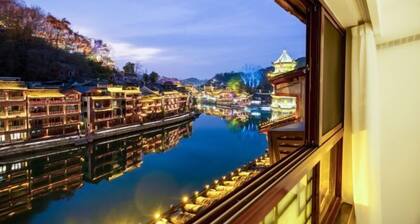 Phoenix Ancient City Lingjiang Muyue Riverside Homestay