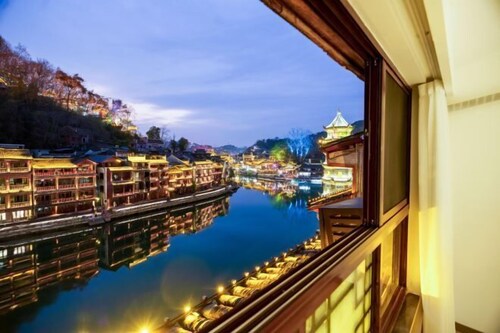 Phoenix Ancient City Lingjiang Muyue Riverside Homestay