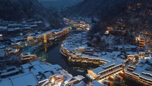 A traditional village with snow-covered buildings and a river. - Phoenix Ancient City Lingjiang Muyue Riverside Homestay (Fenghuang County)