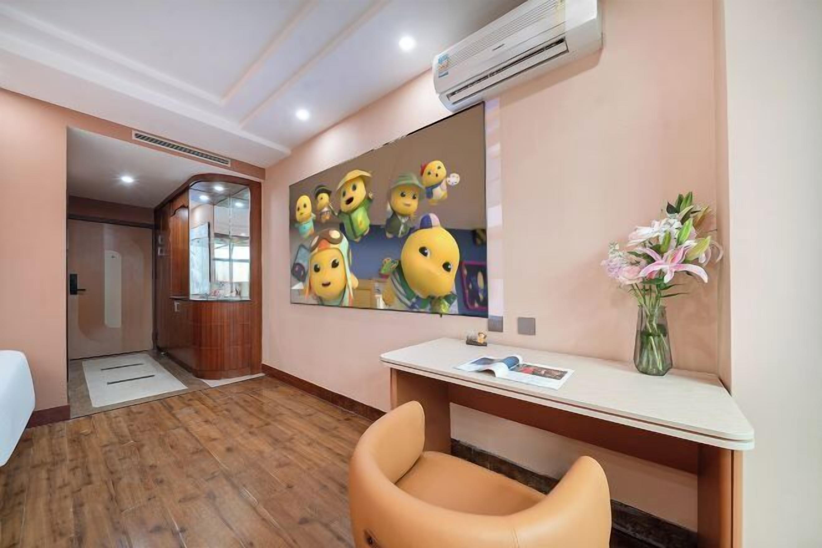 Una zona de recepción con un mostrador, una silla, un espejo grande y un cuadro en la pared.