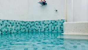 A swimming pool with a hexagonal tile pattern. - Kenting Hostel（Villa） (Pingtung)