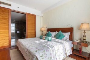 Un dormitorio con cama, mesitas de noche y un armario.