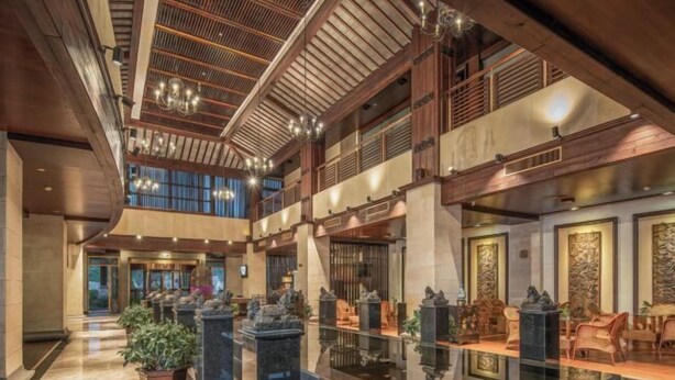 A spacious lobby with a high ceiling, large windows, and a central reflective water feature. - Jade Jianguo Resort Zhejiang Pan'an (Pan'an)