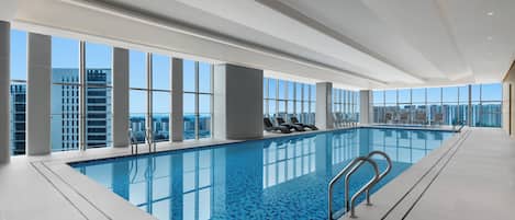 Una piscina cubierta