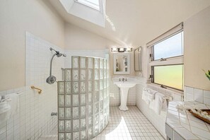 Douche, sèche-cheveux, serviettes fournies, savon