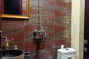 Ein Badezimmer mit Waschbecken, Spiegel und Toilette.