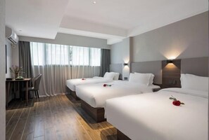 A hotel room with three beds, a desk, and a large window with curtains. - Xiamen Kangheng Yijing Hotel (Gaoqi Airport Houpu Subway Station) (Xiamen)