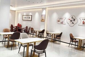 Een restaurant interieur met tafels en stoelen klaar voor dineren.