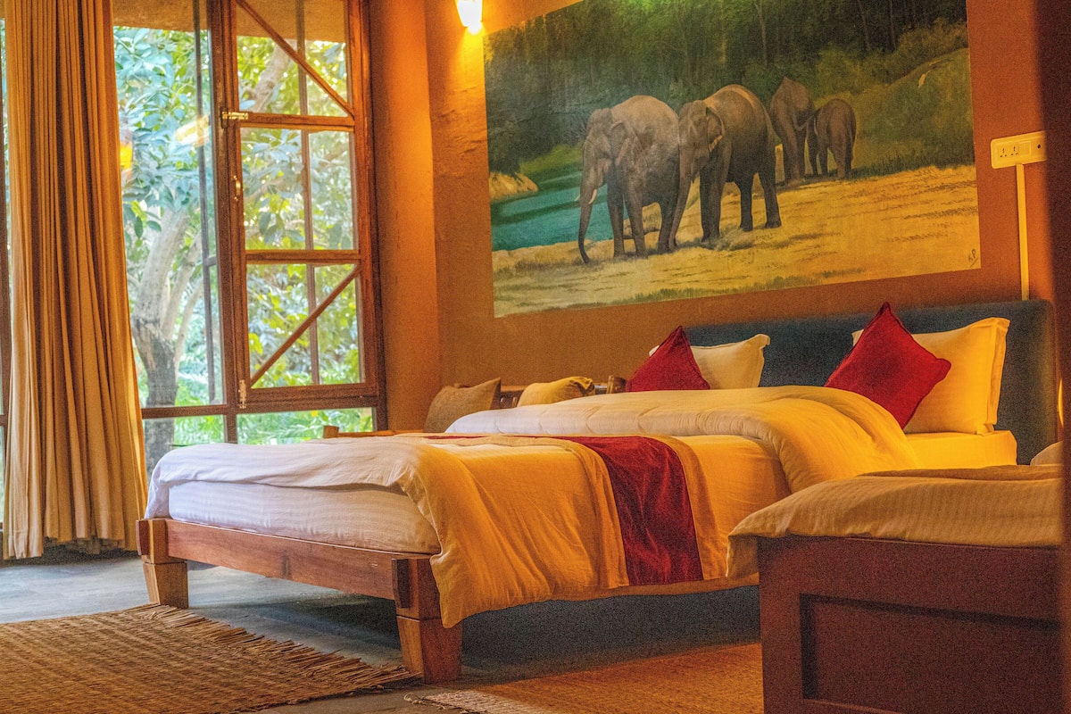 Desk, laptop workspace, free WiFi