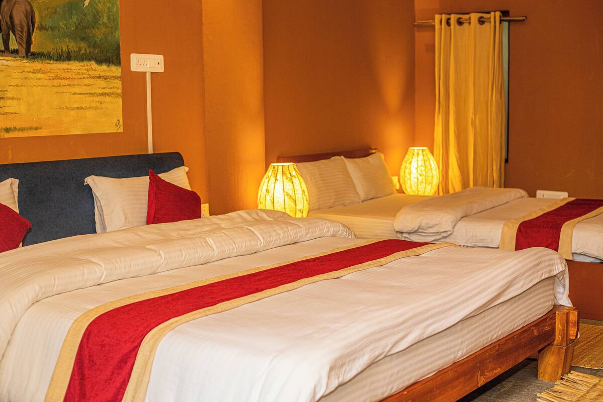 Phòng dành cho gia đình, quang cảnh hồ bơi | Bộ đồ giường kháng dị ứng, bàn, khu vực làm việc phù hợp cho laptop 