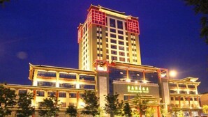 A multi-story hotel with a traditional architectural design, featuring a prominent entrance and multiple balconies. - Qingtengyuan Hotel (Binzhou)