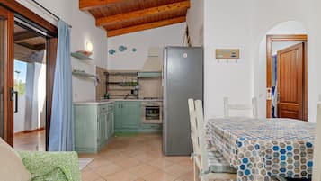 冷蔵庫、コーヒー / ティーメーカー、調理器具と食器