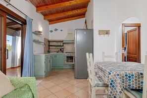 Réfrigérateur, cafetière-théière, vaisselle et ustensiles