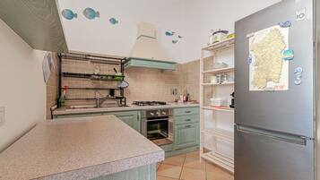 冷蔵庫、コーヒー / ティーメーカー、調理器具と食器