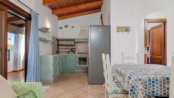 Kühlschrank, Wasserkocher mit Kaffee-/Teezubehör