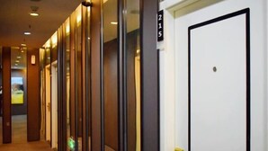 Ein Flur mit den Nummern 215 und 216, der zu Zimmern führt.
