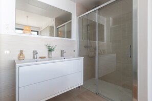 Dusche, Haartrockner, Handtücher