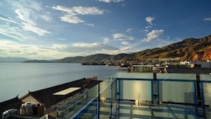 A coastal view with traditional and modern architecture, a clear sky, and a calm sea. - ayan house (Dali City)