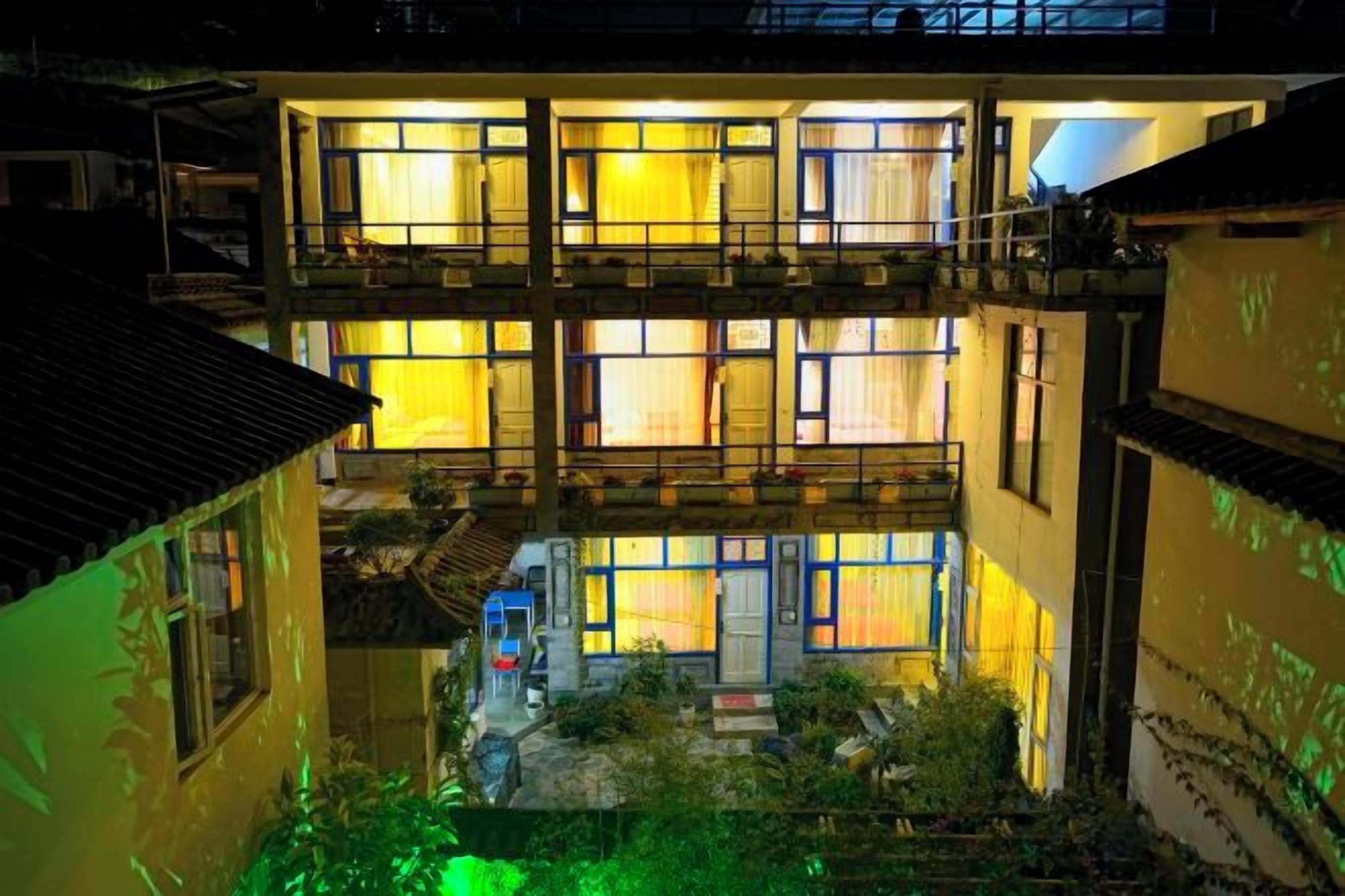 Un edificio de varios pisos con balcones y ventanas.